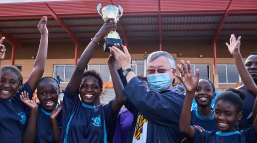UN Resident Coordinator to Namibia Sen Pang presents winning trophy to Galz and Goals team